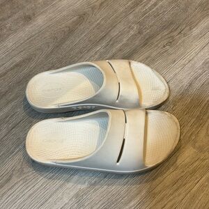 Oofos Recovery Slide